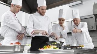 Hotelijeri i ugostitelji na mukama: Grčevita potraga za kuharima