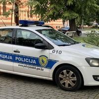 Stravična nesreća u Brčkom: Muškarac poginuo u kombiju, četiri osobe povrijeđene