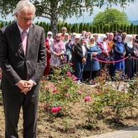 Ambasador Marfi u Bratuncu: Odajemo počast bošnjačkim civilima, uglavnom ženama i djeci, koje su ubili pripadnici Vojske Republike Srpske 1992. godine 